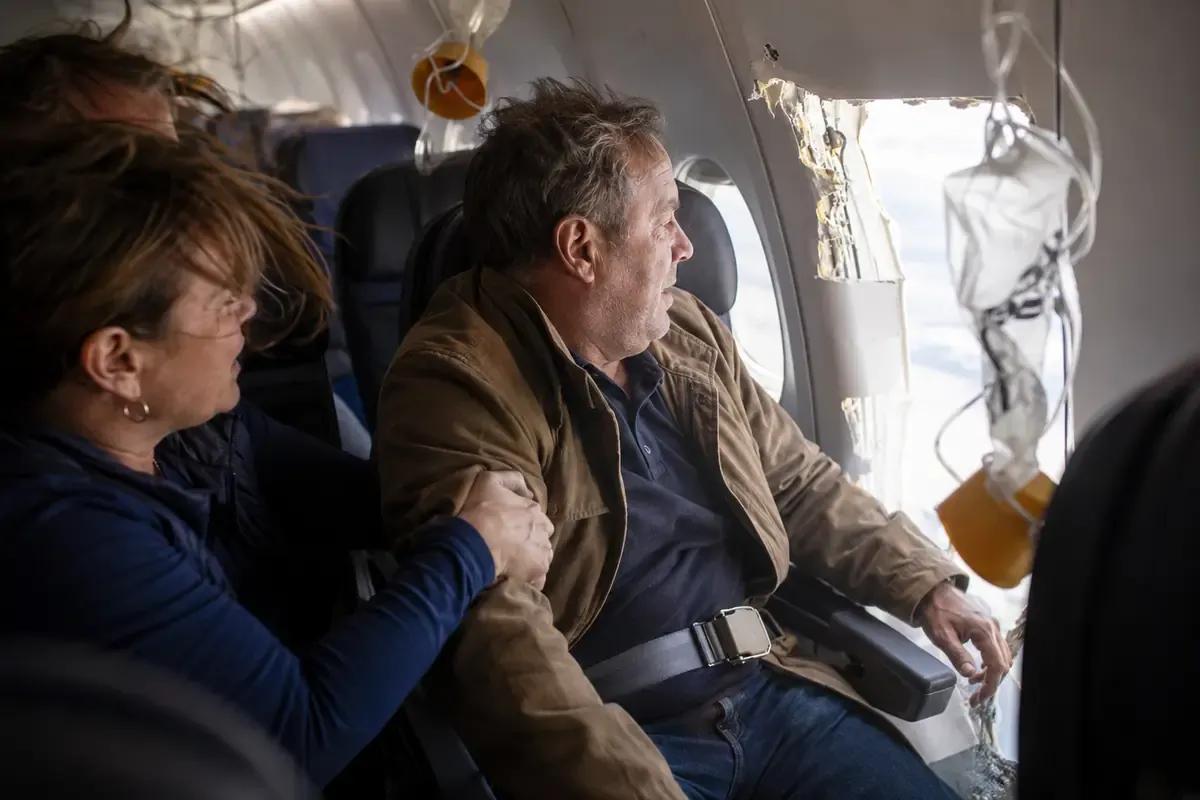 Finestrino si stacca durante un volo Ryanair: passeggero trattenuto mentre l’aereo perde pressione