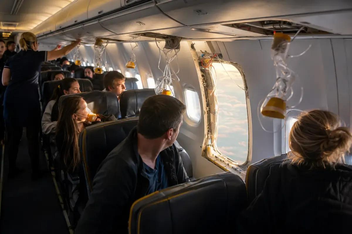Finestrino si stacca durante un volo Ryanair: passeggero trattenuto mentre l’aereo perde pressione