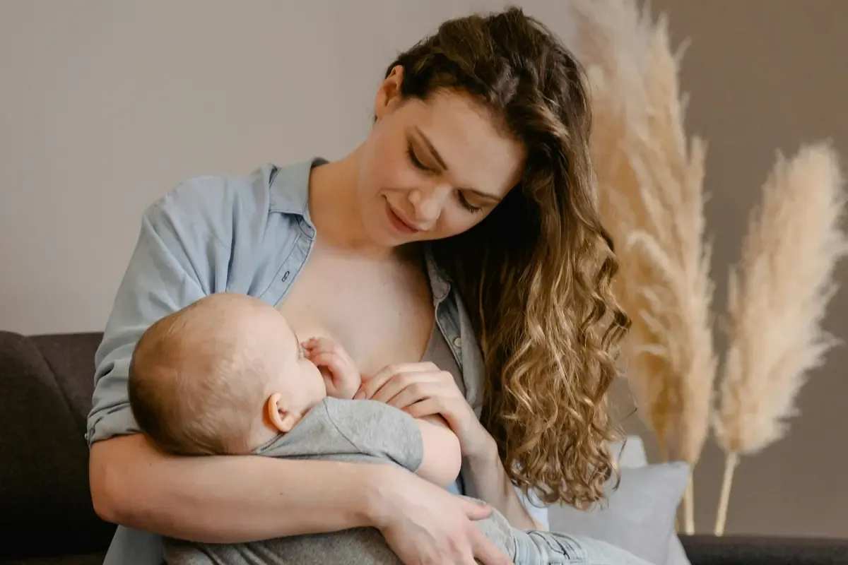 Allattamento: cosa mangiare davvero (e cosa evitare) nei primi mesi