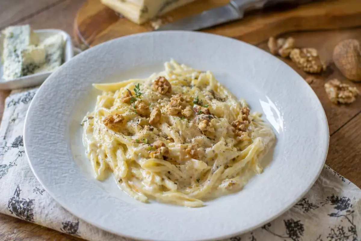 Pasta gorgonzola e noci: il primo cremoso che conquista sempre
