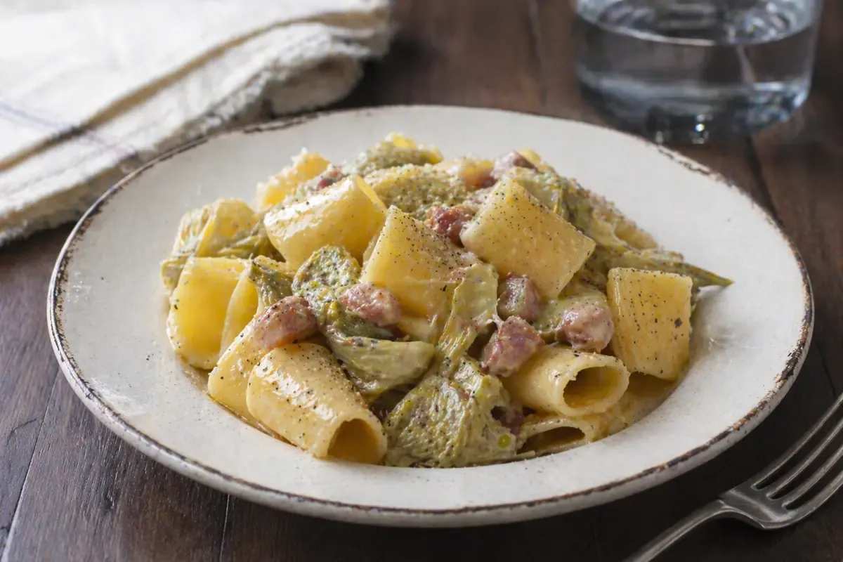 Paccheri con carciofi alla carbonara: il piatto che cambia davvero la pasta di primavera