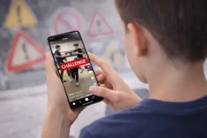 Bambino guarda una challenge