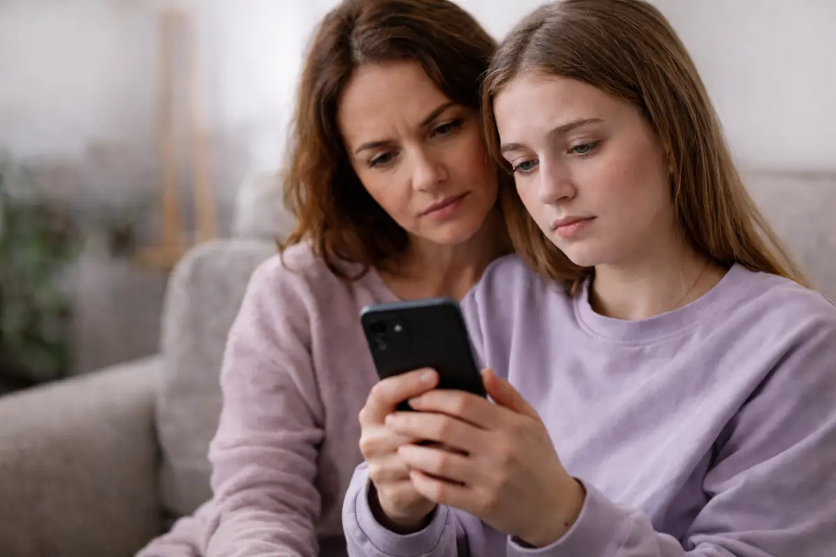 Madre e figlia insieme sul divano